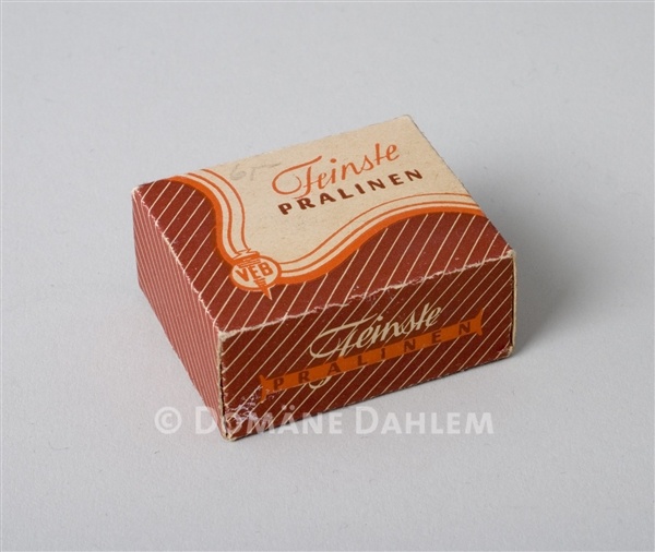 Miniatur-Schachtel &quot;Feinste Pralinen&quot; (Stiftung Domäne Dahlem - Landgut und Museum CC BY-NC-SA)