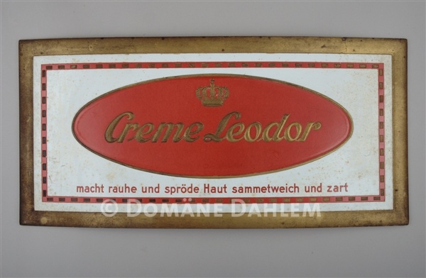 Reklameschild &quot;Creme Leodor&quot; (Stiftung Domäne Dahlem - Landgut und Museum CC BY-NC-SA)