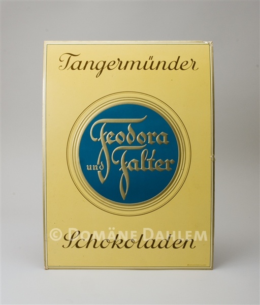 Reklameschild &quot;Tangermünder Schokoladen - Feodora und Falter&quot; (Stiftung Domäne Dahlem - Landgut und Museum CC BY-NC-SA)
