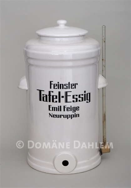 Vorratstopf &quot;Feinster Tafel Essig von Emil Feige, Neuruppin&quot; (Stiftung Domäne Dahlem - Landgut und Museum CC BY-NC-SA)