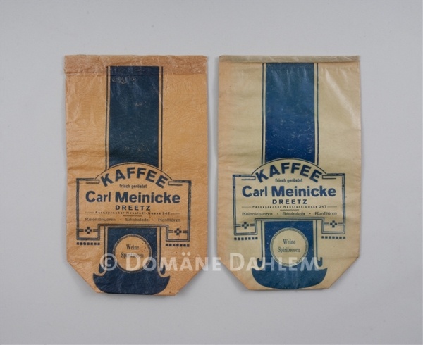 Zwei Papiertüten &quot;Carl Meinicke - Kaffee&quot; (Stiftung Domäne Dahlem - Landgut und Museum CC BY-NC-SA)