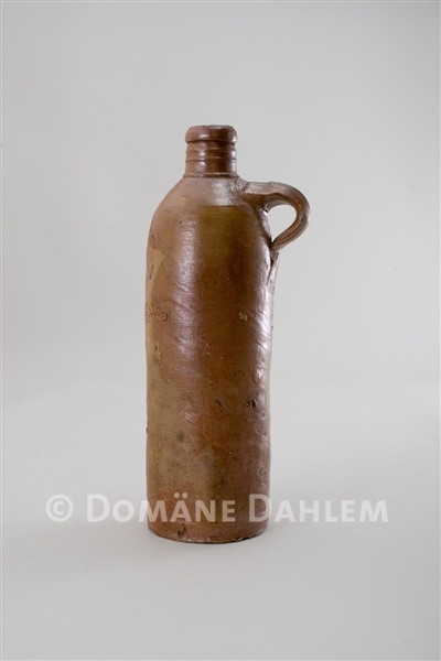 Steinzeugflasche der Firma &quot;Apollinaris&quot; (Stiftung Domäne Dahlem - Landgut und Museum CC BY-NC-SA)