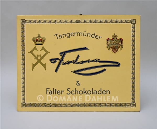 Reklameschild &quot;Tangermünder Feodora & Falter Schokoladen&quot; (Stiftung Domäne Dahlem - Landgut und Museum CC BY-NC-SA)