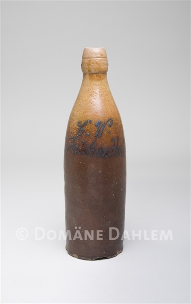 Steinzeugflasche der Brauerei &quot;C. W. Falkenthal&quot; (Stiftung Domäne Dahlem - Landgut und Museum CC BY-NC-SA)