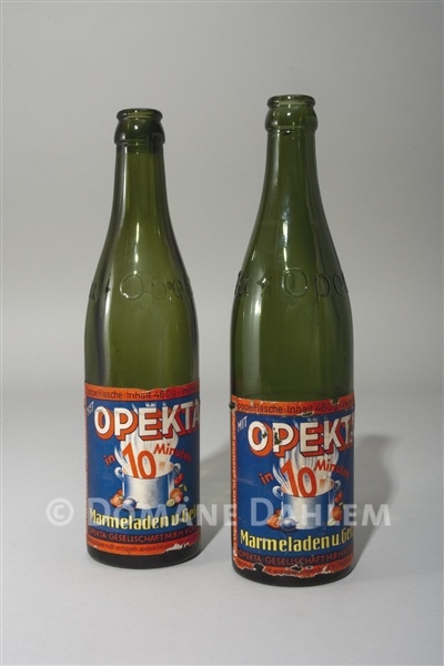 Zwei &quot;Opekta&quot; Geliermittel-Flaschen (Stiftung Domäne Dahlem - Landgut und Museum CC BY-NC-SA)
