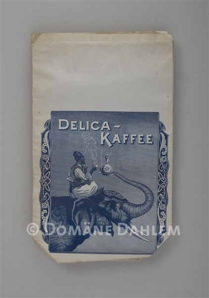 Vier Papiertüten &quot;Delica-Kaffee&quot; (Stiftung Domäne Dahlem - Landgut und Museum CC BY-NC-SA)
