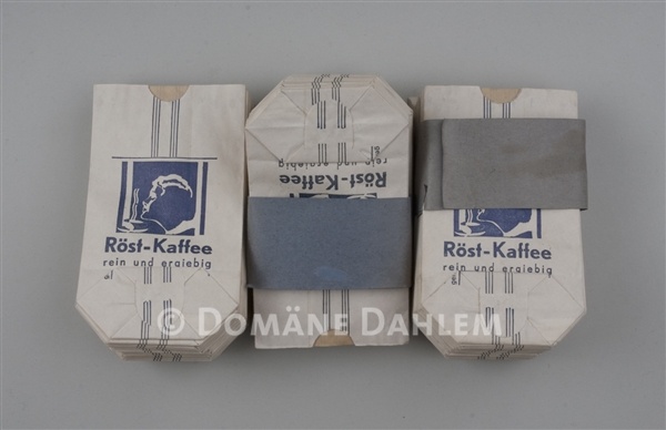 Drei Bündel Papiertüten &quot;Edeka&quot; (Stiftung Domäne Dahlem - Landgut und Museum CC BY-NC-SA)
