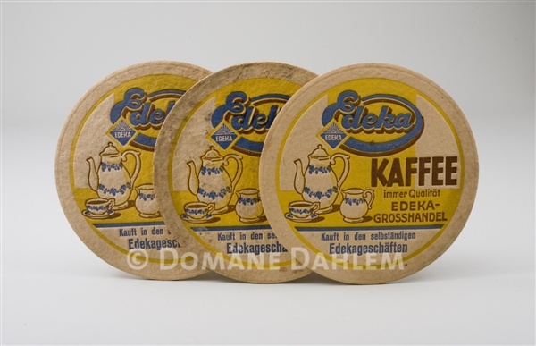 Untersetzer mit Werbung für &quot;EDEKA Kaffee&quot; (Stiftung Domäne Dahlem - Landgut und Museum CC BY-NC-SA)