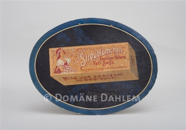 Reklameschild &quot;Fett-Seife Streublümchen&quot; (Stiftung Domäne Dahlem - Landgut und Museum CC BY-NC-SA)