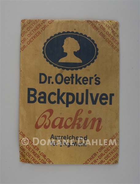 Dr. Oetker&rsquo;s Backpulver &quot;Backin&rsquo;&quot; (Stiftung Domäne Dahlem - Landgut und Museum CC BY-NC-SA)