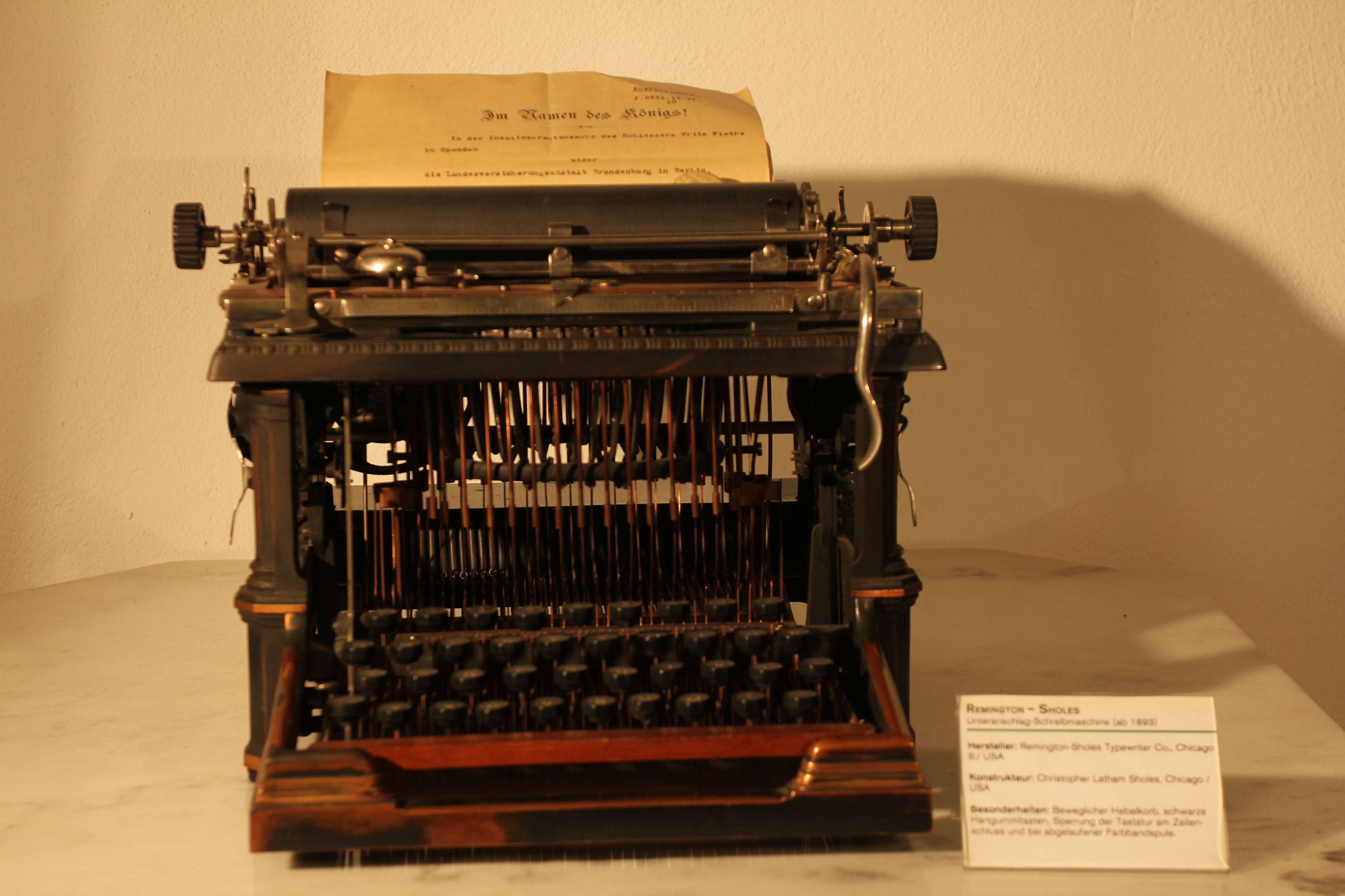 Typenhebel-Schreibmaschine Remington-Sholes (Stiftung Deutsches Technikmuseum Berlin CC0)
