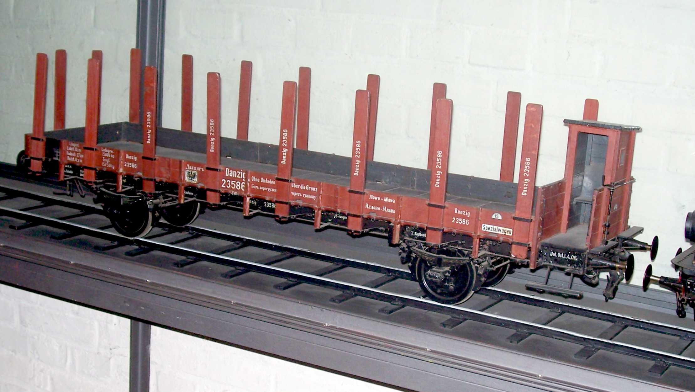 Rungenwagen  für zwei Spurweiten, "Danzig 23586", Modell 1:10 (Stiftung Deutsches Technikmuseum Berlin CC0)