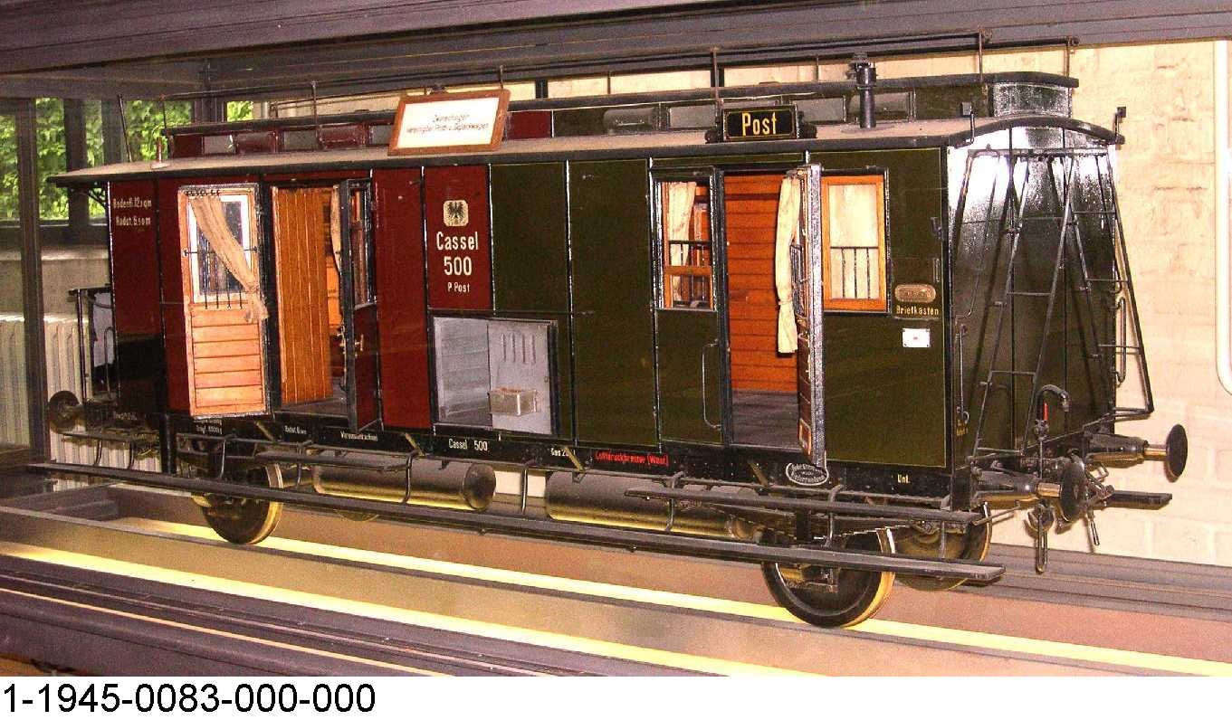Vereinigter Nebenbahn-Gepäck- u. Postwagen "Cassel 35", nach Musterplan M IIa5 II.Aufl.1897, Modell 1:5 (Stiftung Deutsches Technikmuseum Berlin CC0)