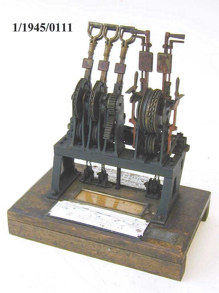 Weichen- u. Signalstellwerk Jüdel, Steigbügel, Modell 1:5 (Stiftung Deutsches Technikmuseum Berlin CC0)