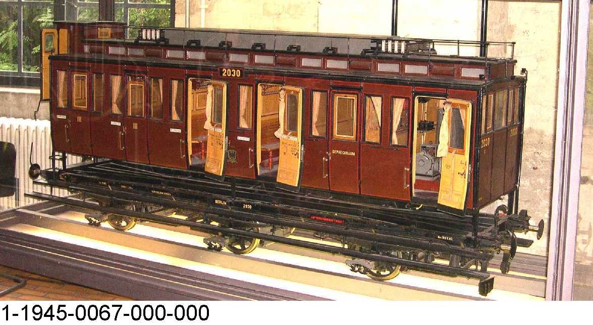 Dreiachsiger, elektrischer Triebwagen 3. Klasse "Berlin 2030", Modell 1:5 (Stiftung Deutsches Technikmuseum Berlin CC0)