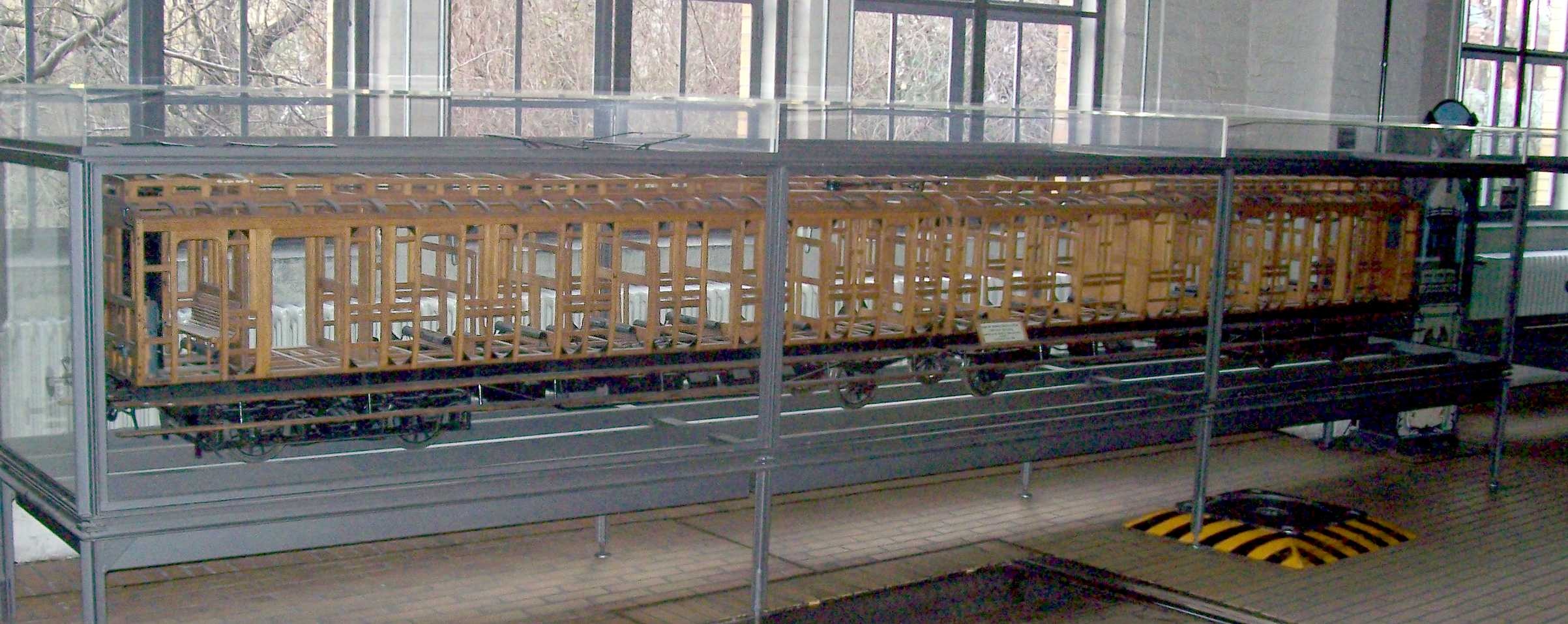 Sechsachsiger, elektrischer Doppeltriebwagen der Bahn Blankenese-Ohlsdorf, Modell 1:5 (Stiftung Deutsches Technikmuseum Berlin CC0)