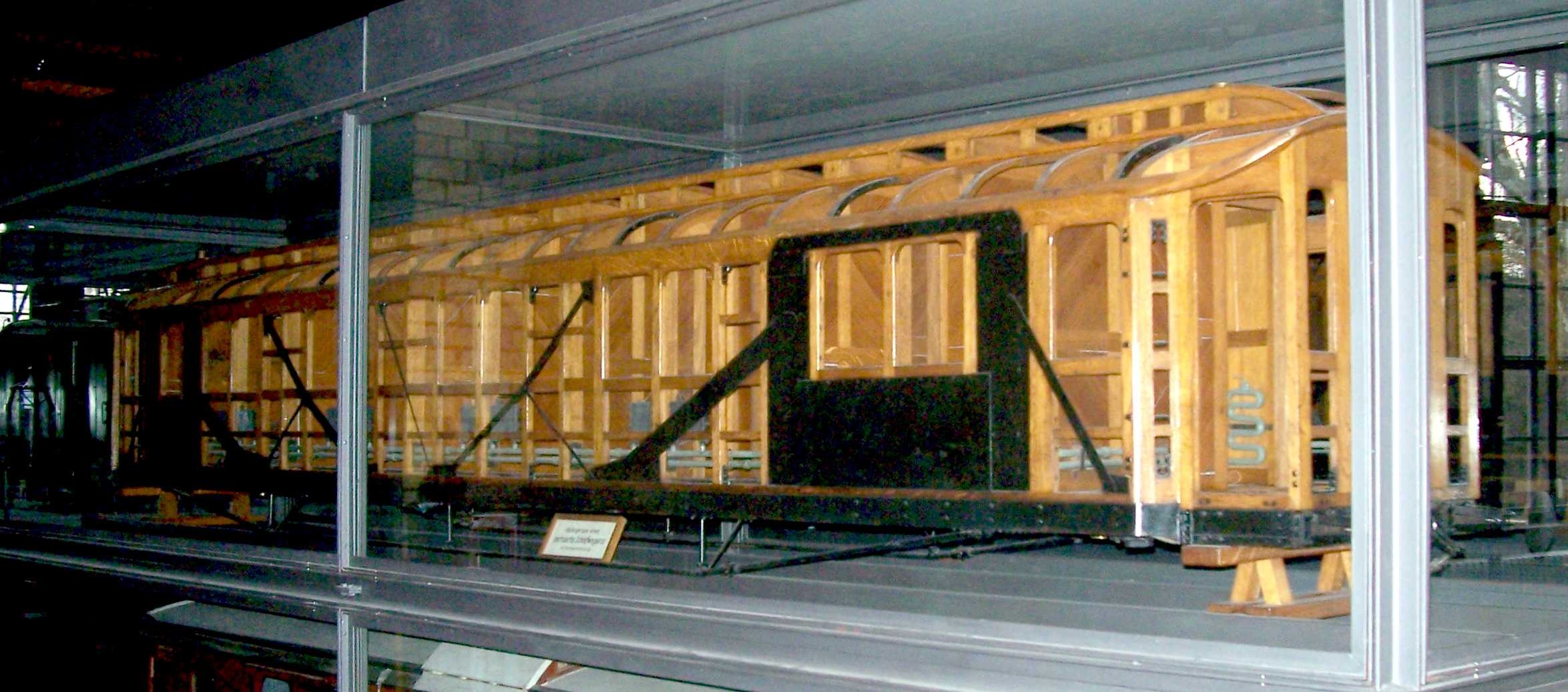 Kastengerippe eines sechsachsigen Schlafwagens Bauart WL6ü, Modell 1:5 (Stiftung Deutsches Technikmuseum Berlin CC0)