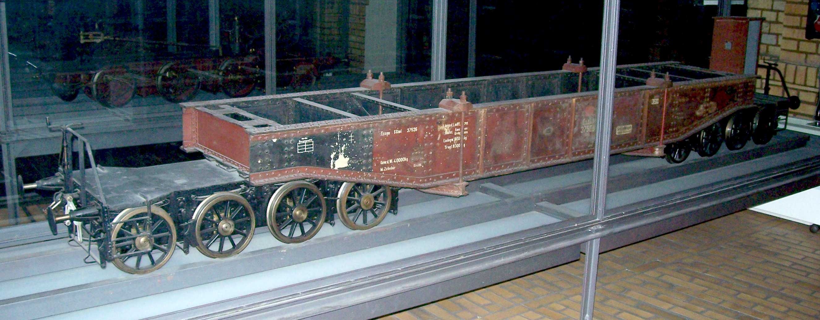Achtachsiger Schienenwagen, Tiefladewagen "Essen 37526", Modell 1:5 (Stiftung Deutsches Technikmuseum Berlin CC0)