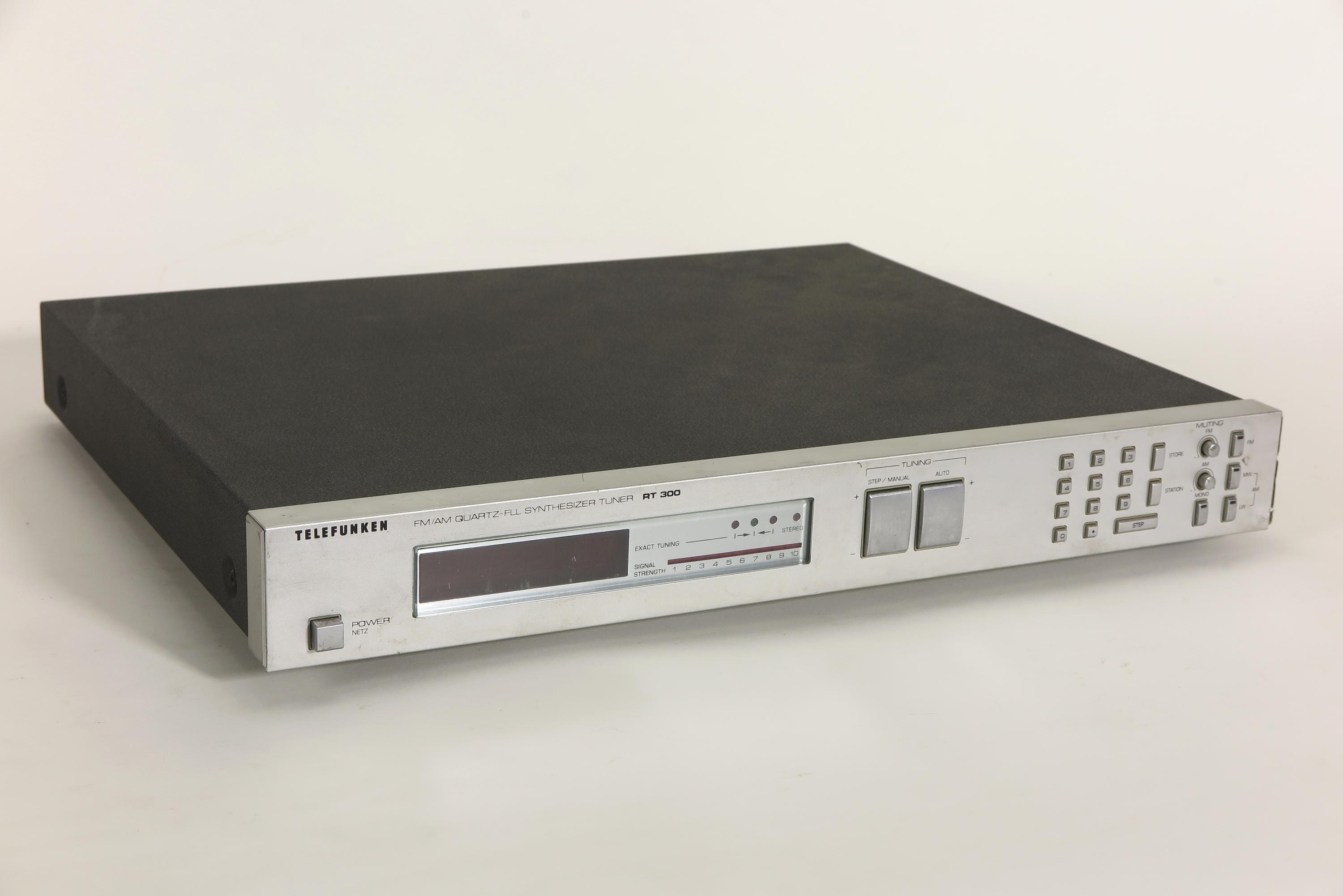 Zubehör zu Kompaktanlage Telefunken 300 (4 Komponenten), Radio-Tuner RT 300 (FM/AM Quartz-FLL-Synthesizer Tuner) (Deutsches Technikmuseum CC BY)