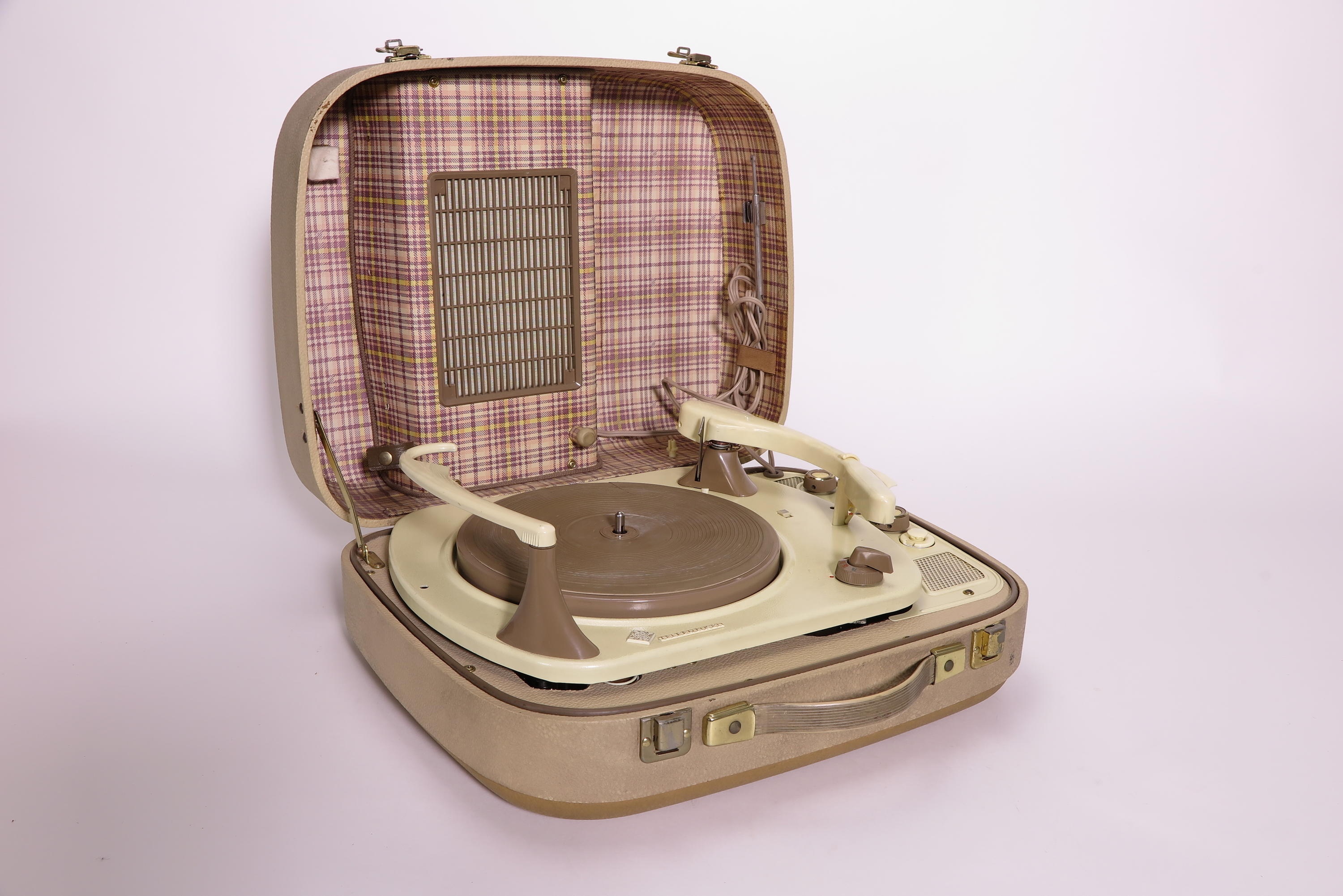 Kofferplattenspieler mit Plattenwechsler Telefunken Musikus 501V (Deutsches Technikmuseum CC BY)