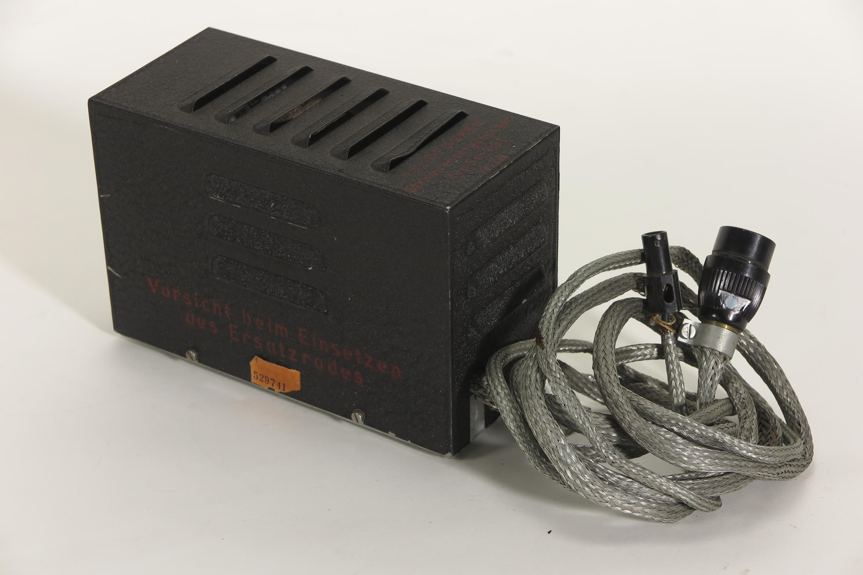 Stromversorgungsgerät Telefunken Str. VG I (für Autoradio) (Deutsches Technikmuseum CC BY)