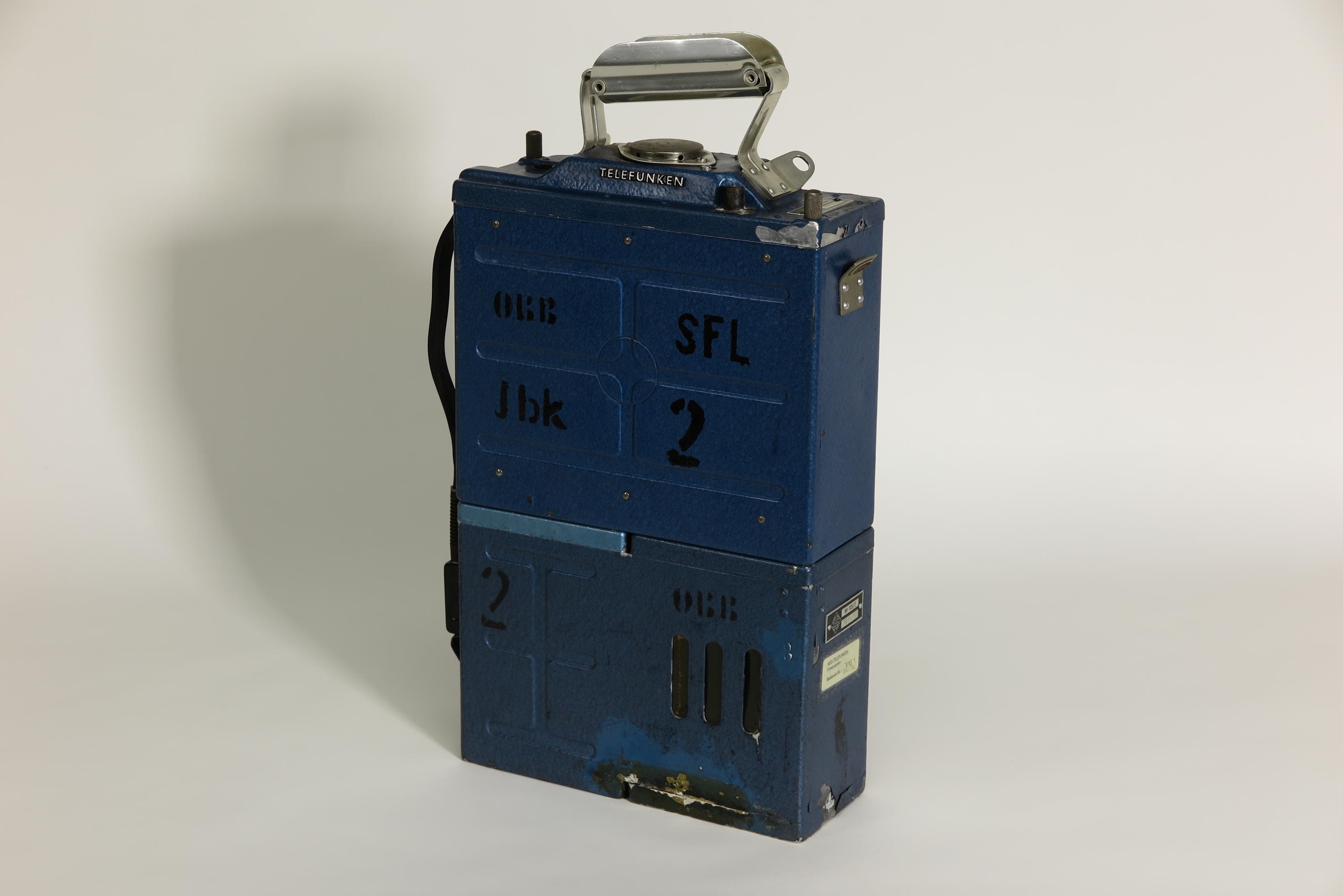 Sende-Empfangsgerät Telefunken SE Stat 106 UKW/2 mit Wechselrichter Telefunken Wr 105/2 (Deutsches Technikmuseum CC BY)