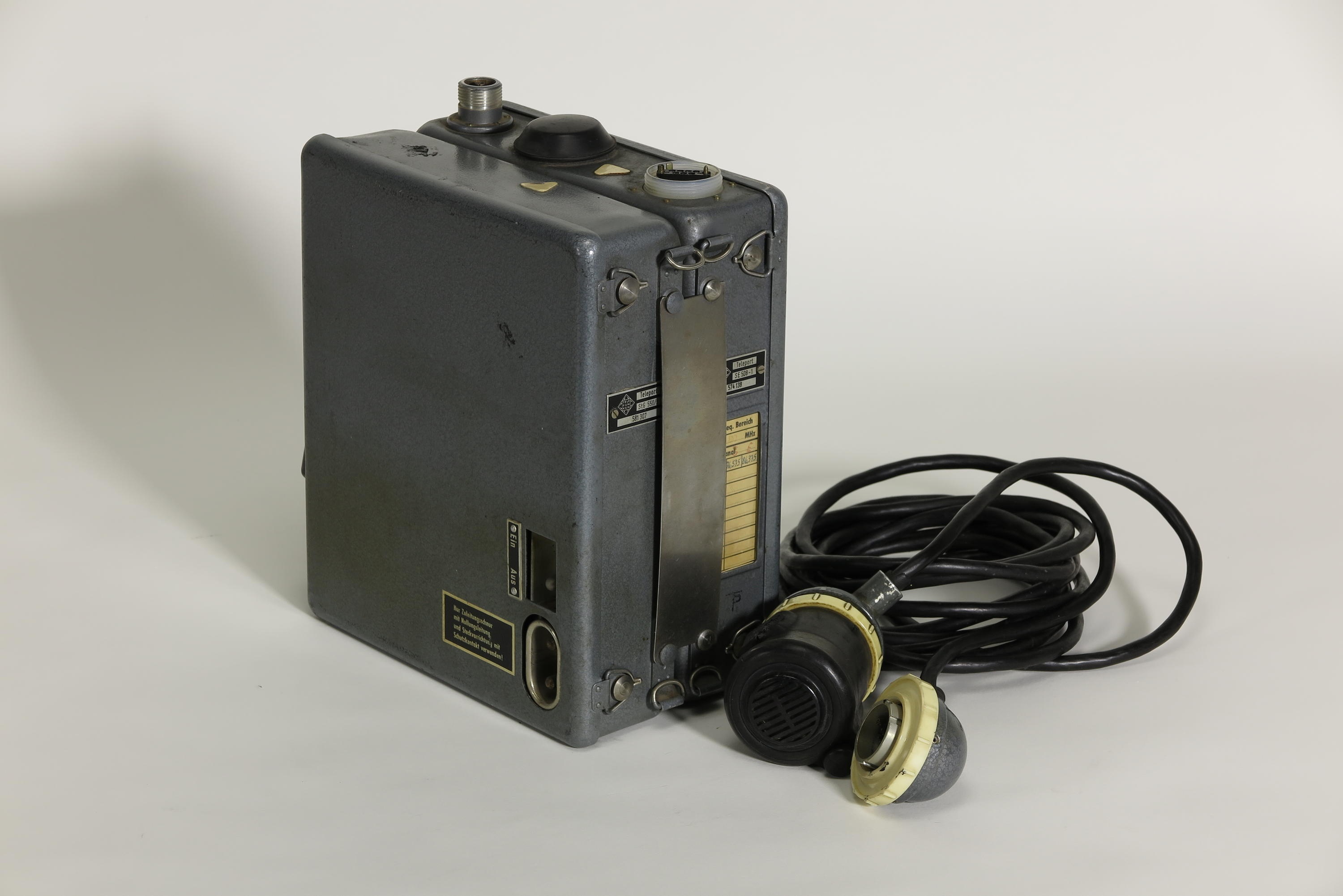 UKW-Sende-Empfangsgerät Telefunken Teleport SE 508-1 mit Stromwandler Telefunken StG 550/2 (Deutsches Technikmuseum CC BY)