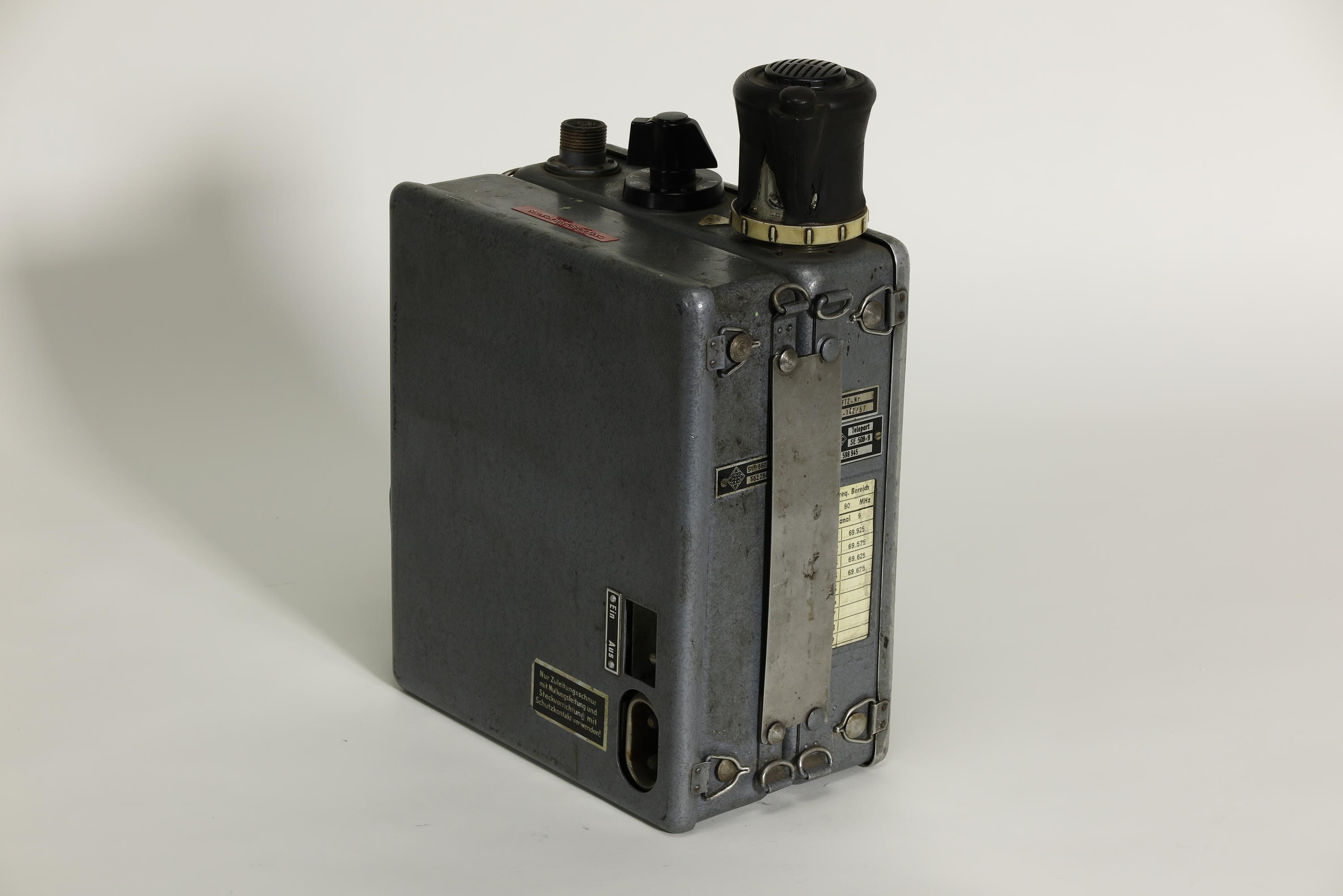 UKW-Sende-Empfangsgerät Telefunken Teleport SE 508-9 mit Stromwandler Telefunken StG 550/2 (Deutsches Technikmuseum CC BY)