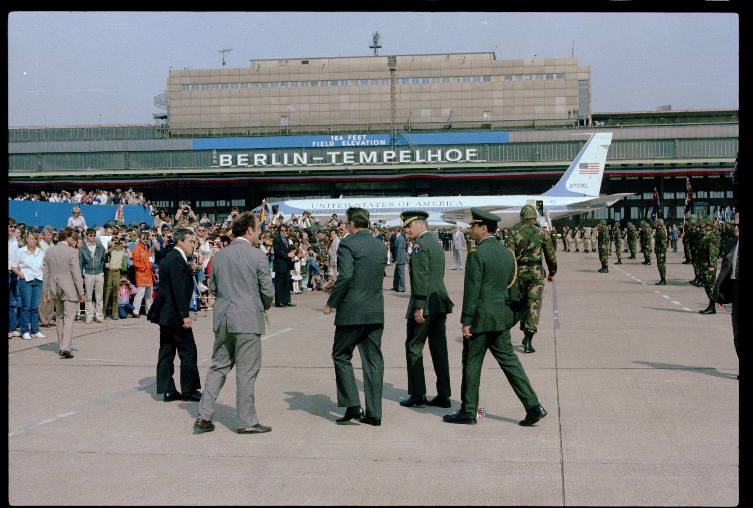 Fotografie: Besuch von US-Präsident Ronald Reagan in West-Berlin (AlliiertenMuseum/U.S. Army Photograph Public Domain Mark)