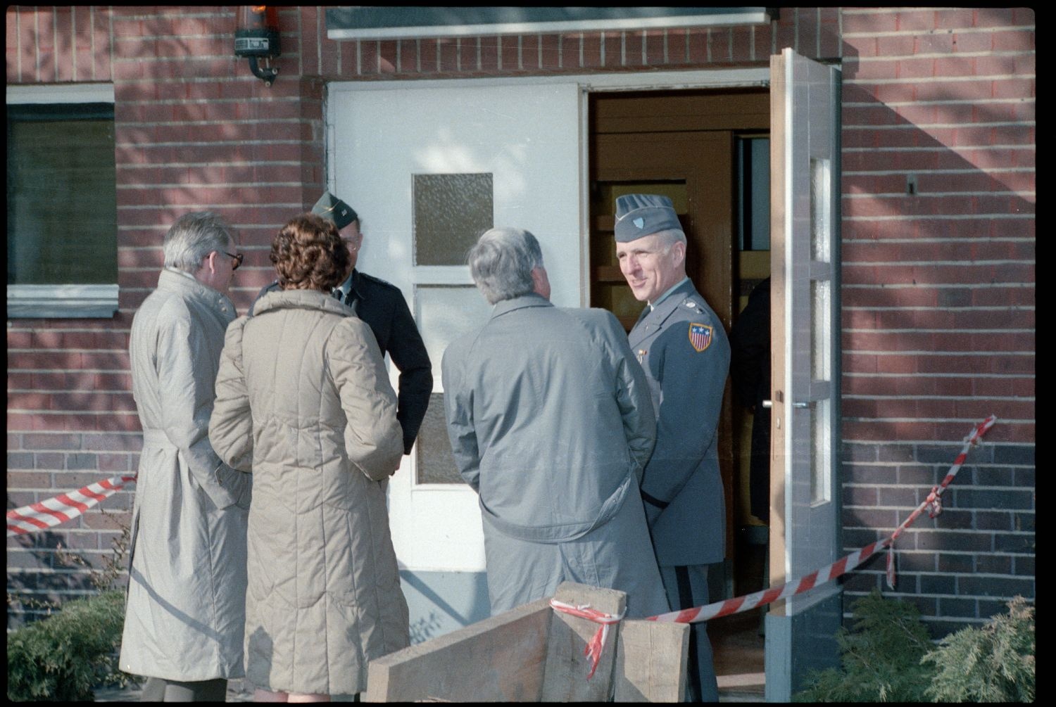 Fotografie: Besuch von Eberhard Diepgen, Regierender Bürgermeister von Berlin, beim 6941st Guard Battalion in Berlin-Lichterfelde (AlliiertenMuseum/U.S. Army Photograph Public Domain Mark)
