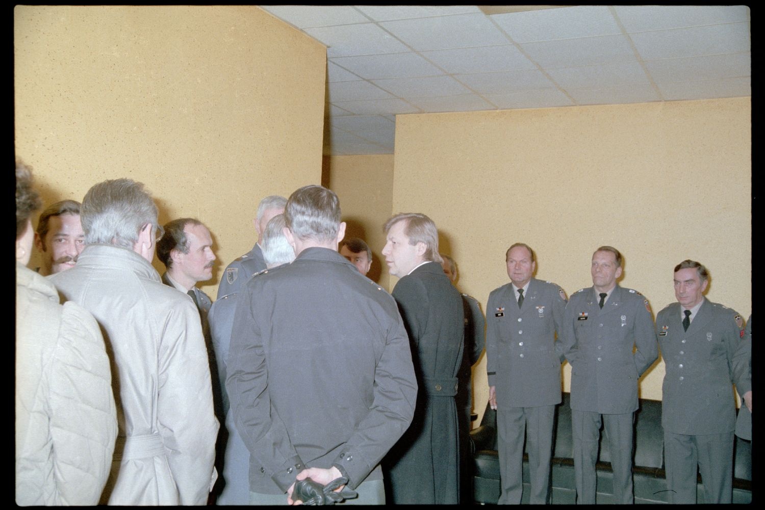 Fotografie: Besuch von Eberhard Diepgen, Regierender Bürgermeister von Berlin, beim 6941st Guard Battalion in Berlin-Lichterfelde (AlliiertenMuseum/U.S. Army Photograph Public Domain Mark)