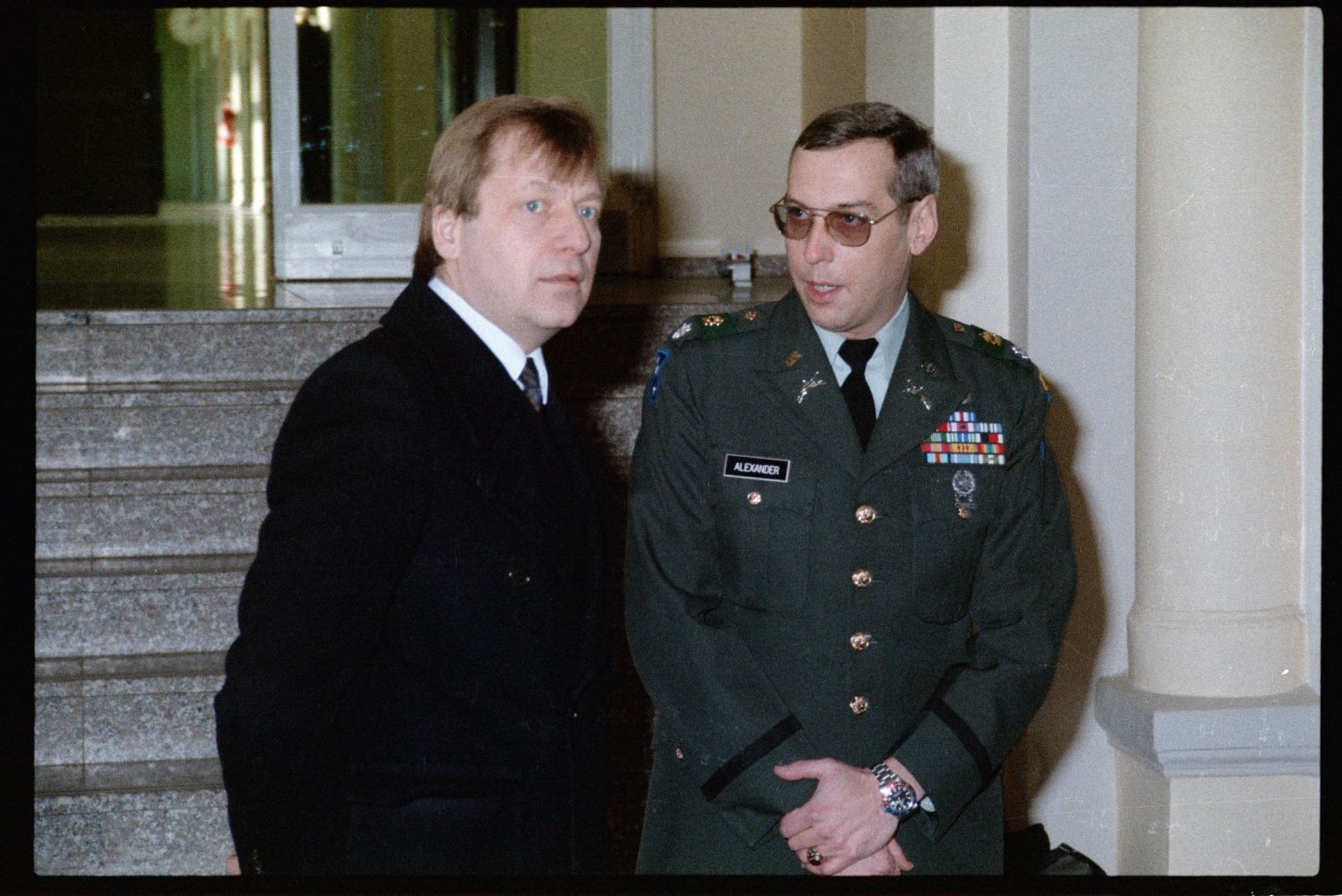 Fotografie: Besuch von Eberhard Diepgen, Regierender Bürgermeister von Berlin, in den McNair Barracks in Berlin-Lichterfelde (AlliiertenMuseum/U.S. Army Photograph Public Domain Mark)