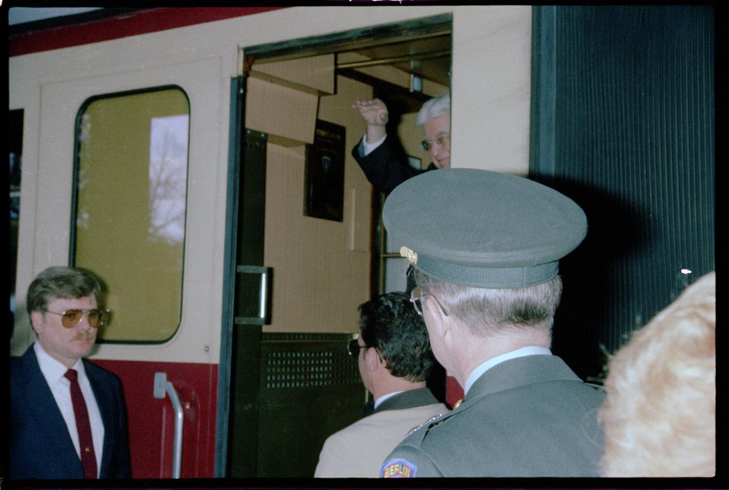 Fotografie: Abschiedsbesuch von US-Botschafter Arthur F. Burns in West-Berlin (AlliiertenMuseum/U.S. Army Photograph Public Domain Mark)