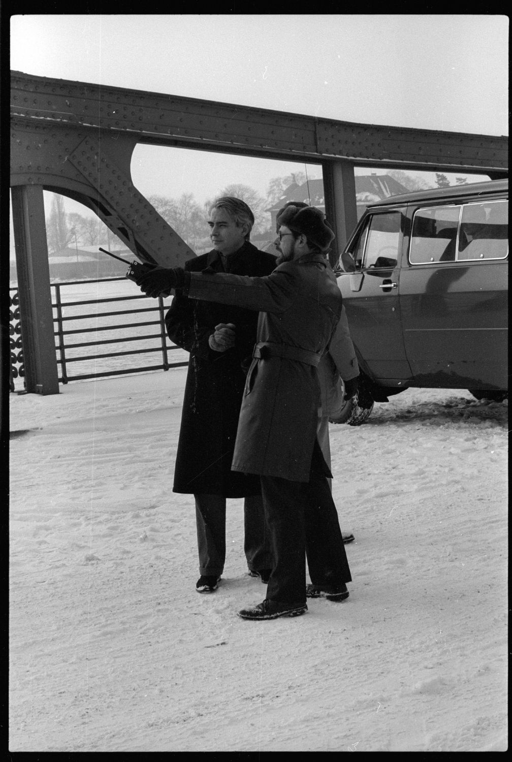 s/w-Fotografie: Agentenaustausch auf der Glienicker Brücke (AlliiertenMuseum/U.S. Army Photograph Public Domain Mark)