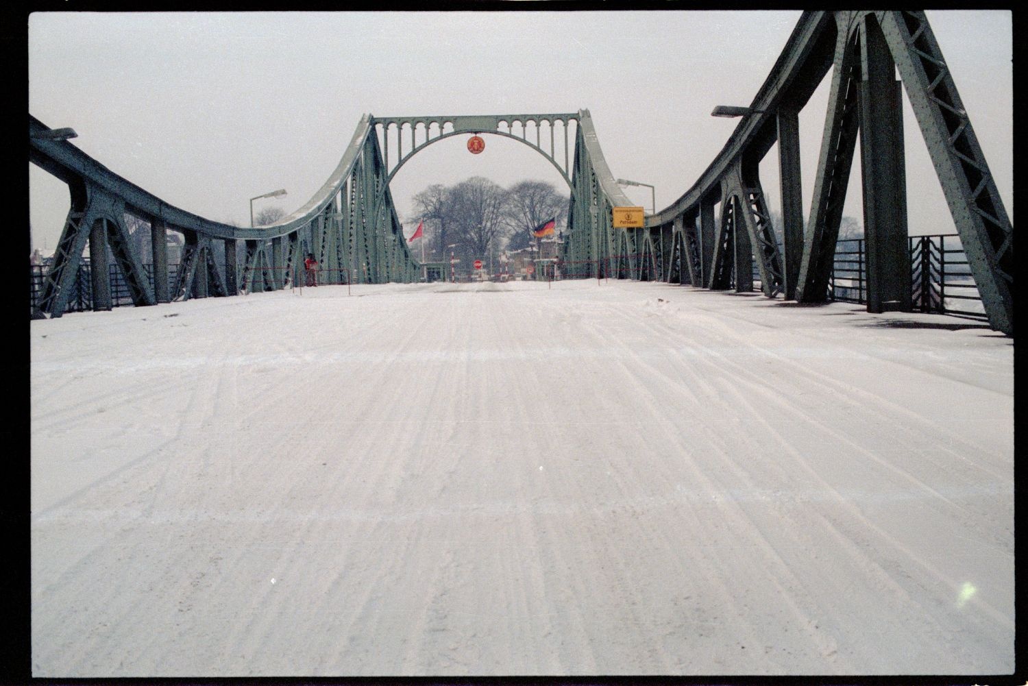 Fotografie: Agentenaustausch auf der Glienicker Brücke (AlliiertenMuseum/U.S. Army Photograph Public Domain Mark)