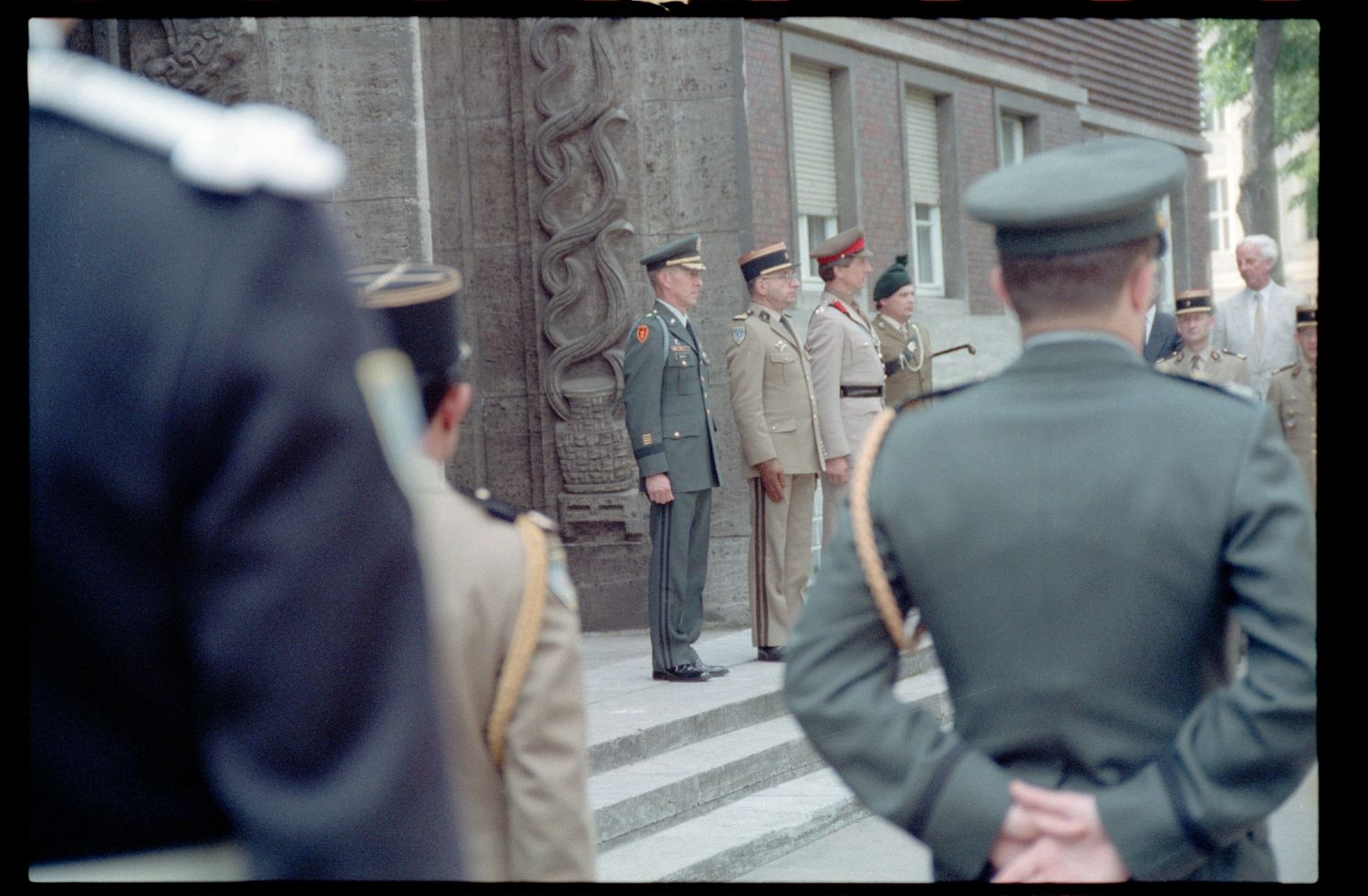 Fotografie: Offizielle Verabschiedung von US-Stadtkommandant Major General John H. Mitchell in Berlin-Dahlem (AlliiertenMuseum/U.S. Army Photograph Public Domain Mark)