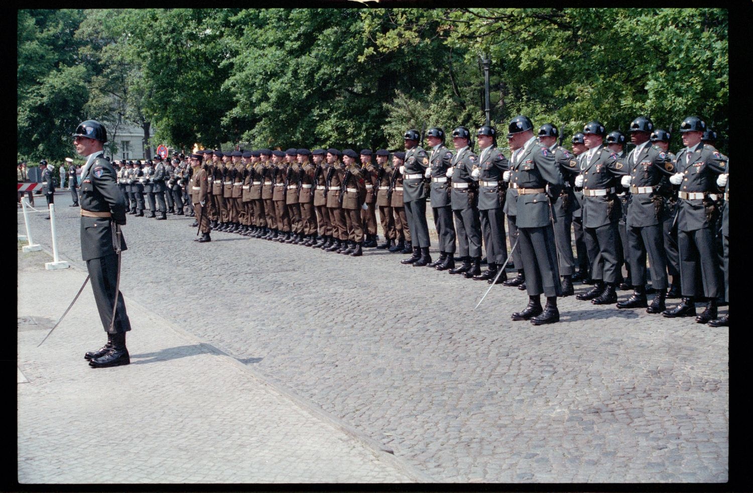 Fotografie: Offizielle Verabschiedung von US-Stadtkommandant Major General John H. Mitchell in Berlin-Dahlem (AlliiertenMuseum/U.S. Army Photograph Public Domain Mark)