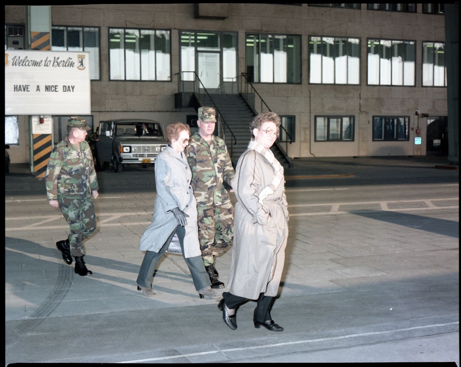 Fotografie: Besuch von Sergeant Major of the Army Glen E. Morrell in West-Berlin (AlliiertenMuseum/U.S. Army Photograph Public Domain Mark)