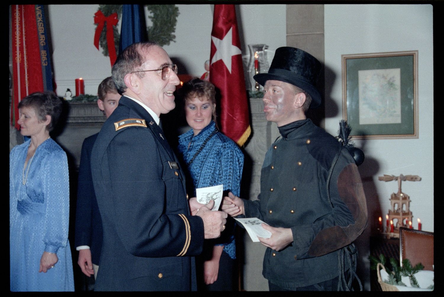 Fotografie: Neujahrsempfang bei Brigadier General Jack D. Woodall, Commander Berlin Brigade (AlliiertenMuseum/U.S. Army Photograph Public Domain Mark)