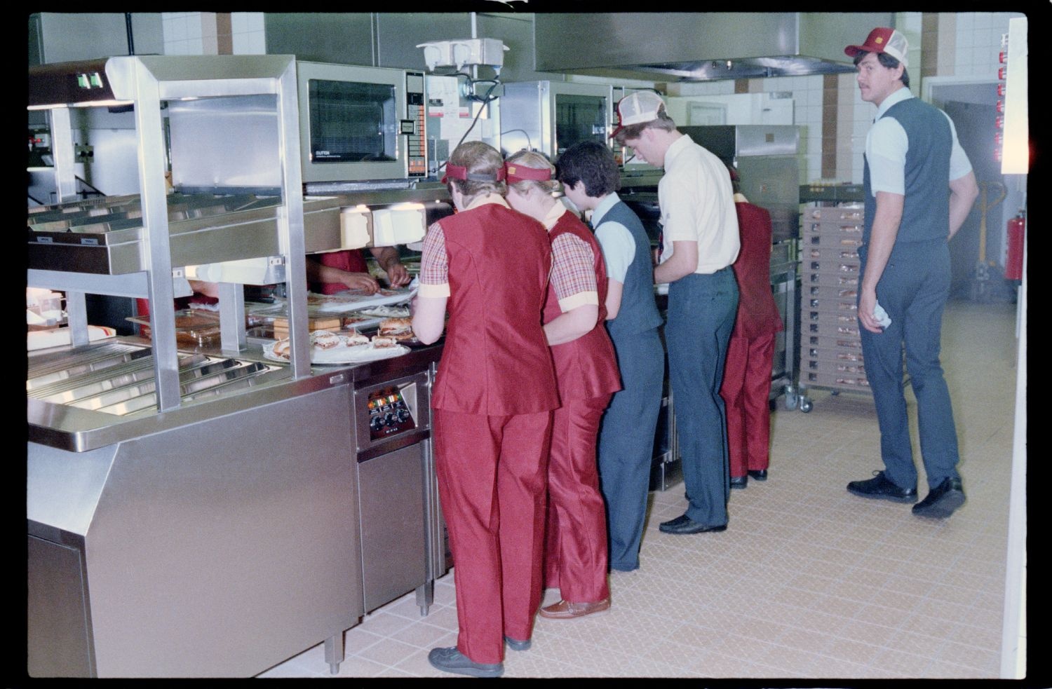 Fotografie: Eröffnung einer Burger King Filiale an der Truman Plaza in Berlin-Dahlem (AlliiertenMuseum/U.S. Army Photograph Public Domain Mark)