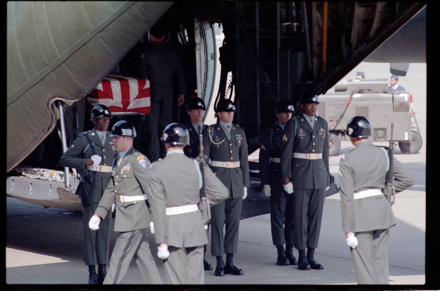 Fotografie: Offizieller Akt zur Überführung der sterblichen Überreste von Staff Sergeant James E. Goins auf dem Flughafen Berlin-Tempelhof (AlliiertenMuseum/U.S. Army Photograph Public Domain Mark)