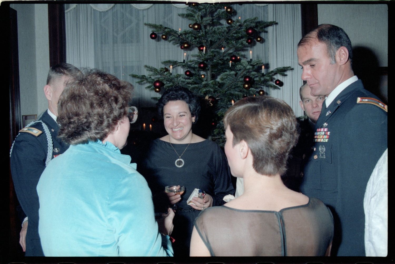 Fotografie: Weihnachtsempfang bei US-Stadtkommandant Major General John H. Mitchell in seiner Residenz in Berlin-Dahlem (AlliiertenMuseum/U.S. Army Photograph Public Domain Mark)