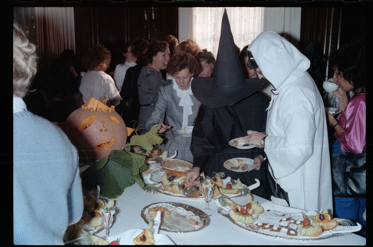Fotografie: Halloween-Party in der Residenz des US-Stadtkommandanten in Berlin-Dahlem (AlliiertenMuseum/U.S. Army Photograph Public Domain Mark)