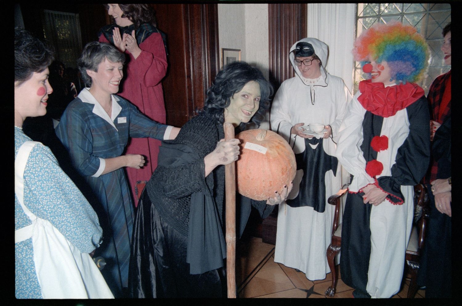 Fotografie: Halloween-Party in der Residenz des US-Stadtkommandanten in Berlin-Dahlem (AlliiertenMuseum/U.S. Army Photograph Public Domain Mark)