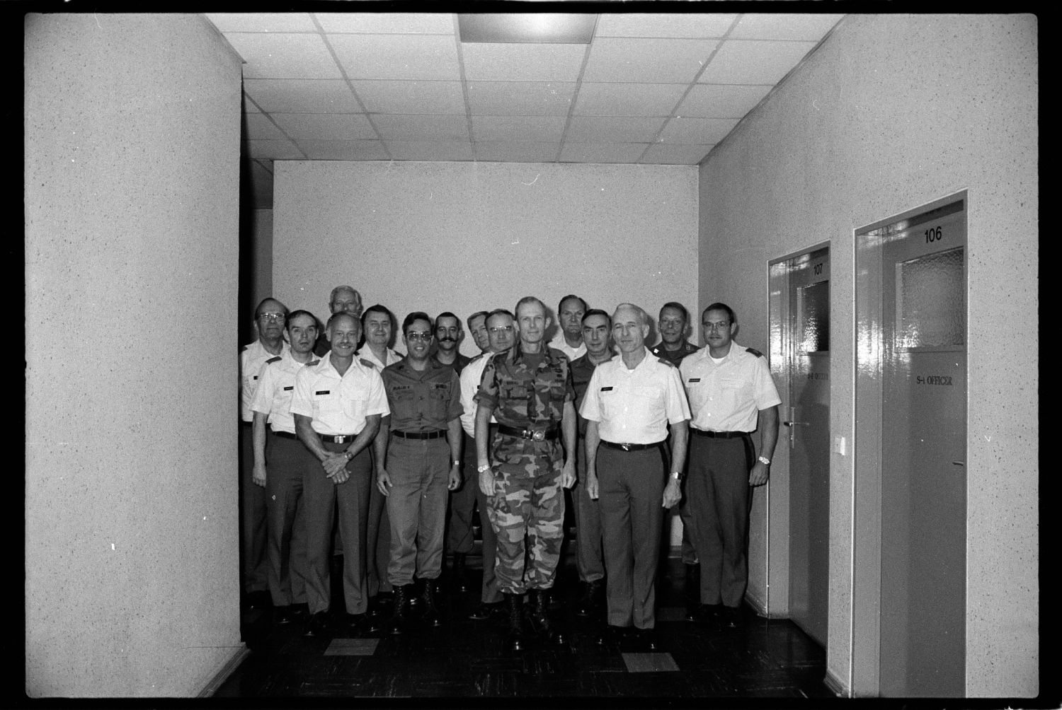 s/w-Fotografie: Besuch von Brigadier General Jack D. Woodall beim 6941st Guard Battalion in Berlin-Lichterfelde (AlliiertenMuseum/U.S. Army Photograph Public Domain Mark)