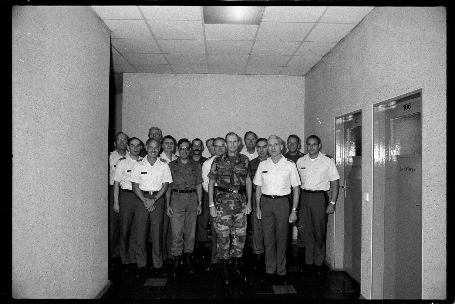 s/w-Fotografie: Besuch von Brigadier General Jack D. Woodall beim 6941st Guard Battalion in Berlin-Lichterfelde (AlliiertenMuseum/U.S. Army Photograph Public Domain Mark)
