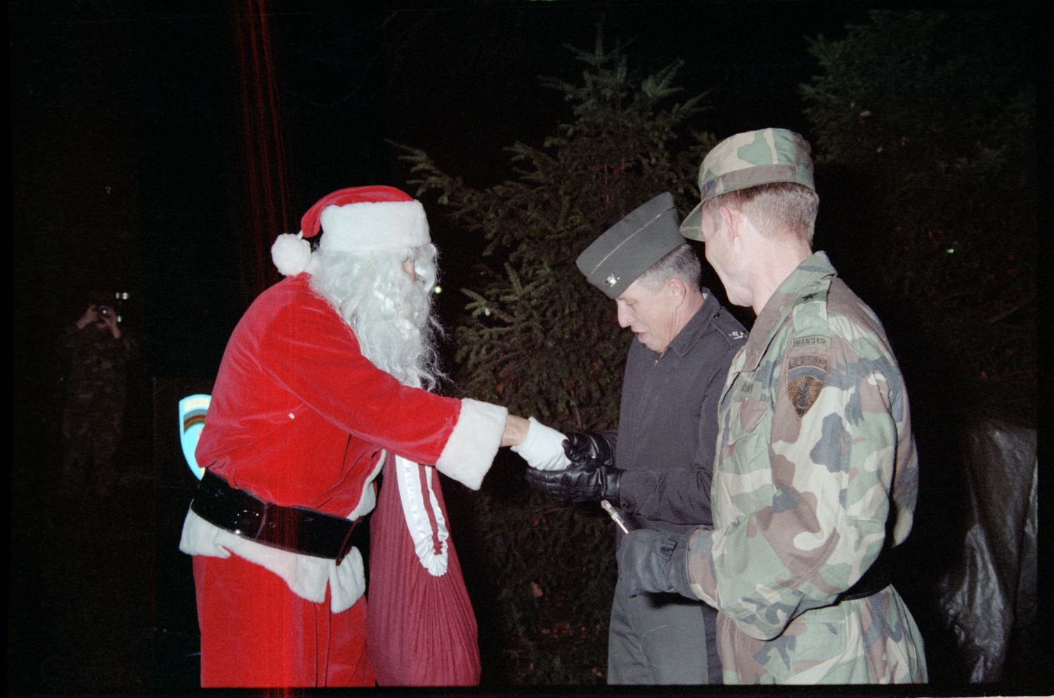 Fotografie: Weihnachtliche Veranstaltung auf der Truman Plaza in Berlin-Dahlem (AlliiertenMuseum/U.S. Army Photograph Public Domain Mark)