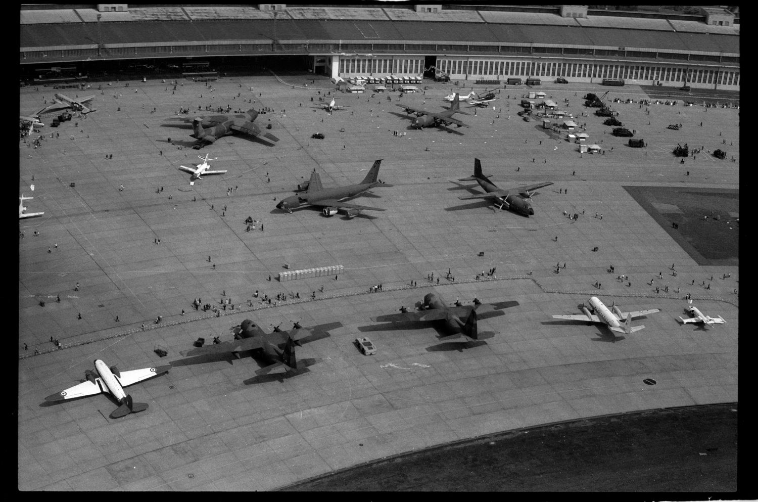 s/w-Fotografie: Tag der offenen Tür auf der Tempelhof Air Base in Berlin-Tempelhof (AlliiertenMuseum/U.S. Army Photograph Public Domain Mark)