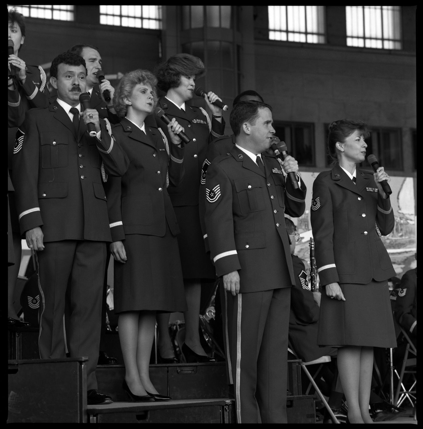 s/w-Fotografie: Tag der offenen Tür auf der Tempelhof Air Base in Berlin-Tempelhof (AlliiertenMuseum/U.S. Army Photograph Public Domain Mark)