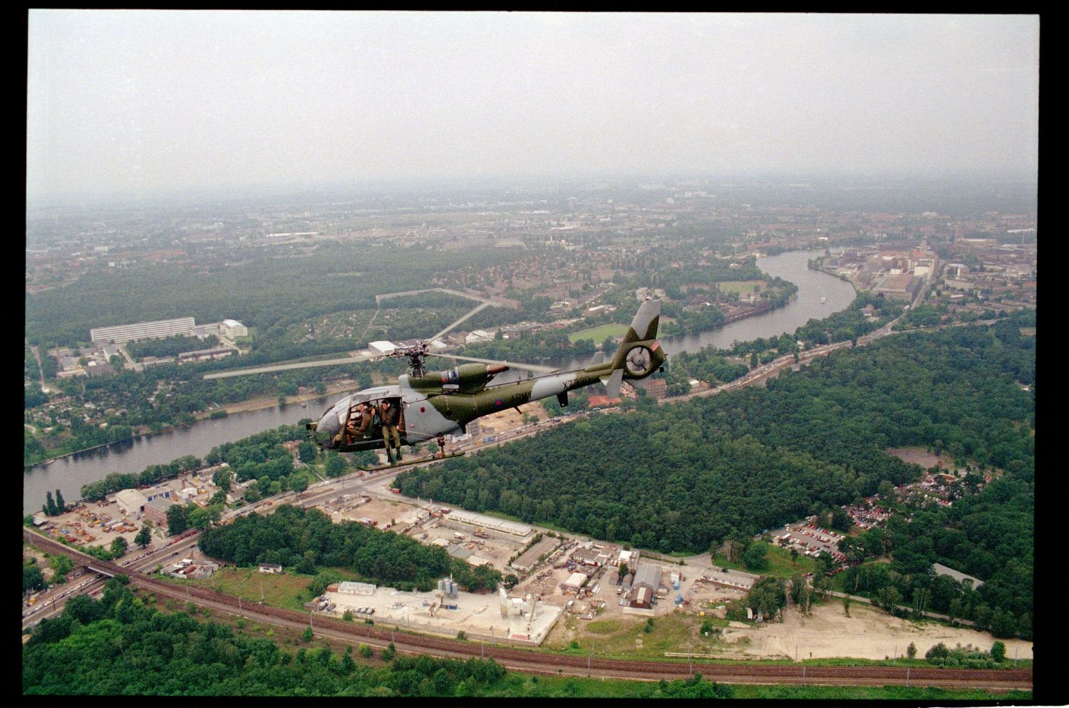Fotografie: Übungsflug von alliierten Hubschraubern in Berlin (AlliiertenMuseum/U.S. Army Photograph Public Domain Mark)